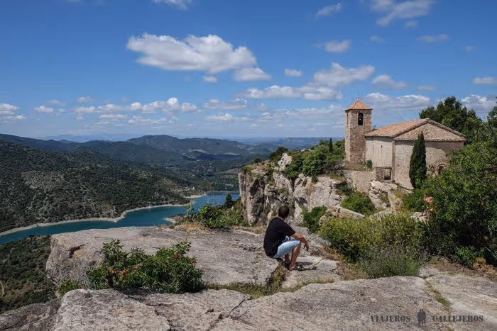 Person looking at the mountains and the river near Siurana
