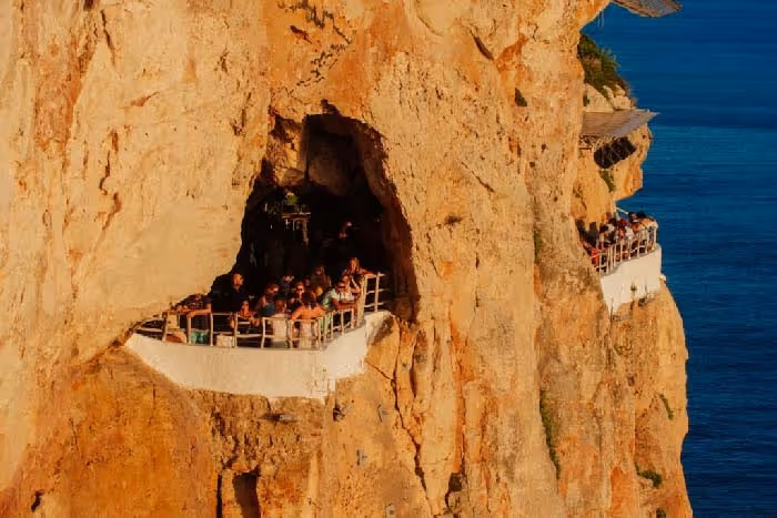 Cova d'en Xoroi cave
