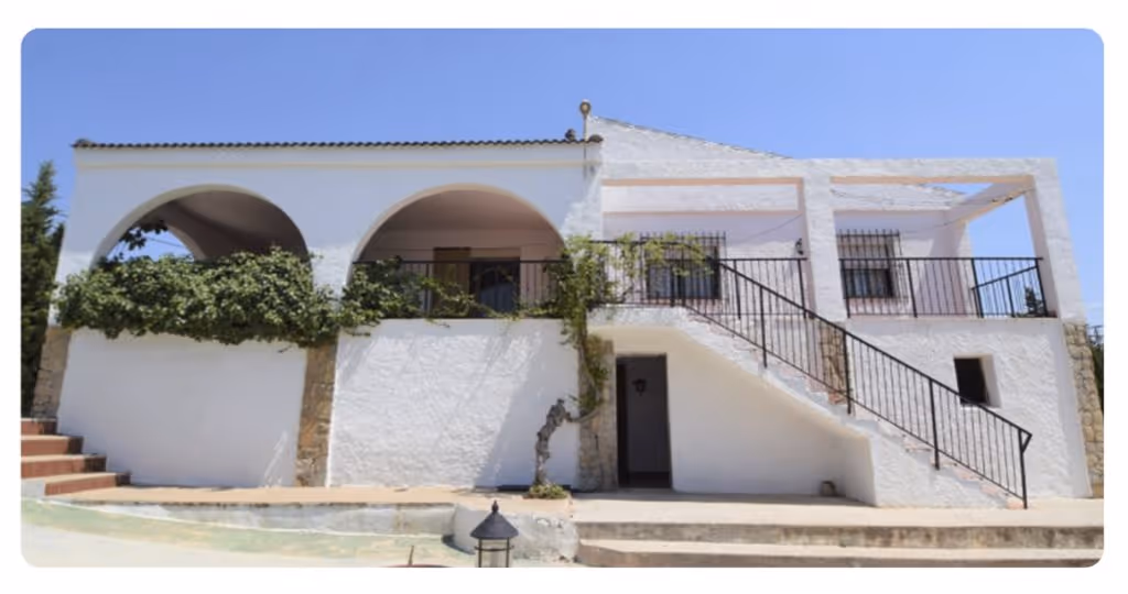 large house for sale in Alicante, entrance