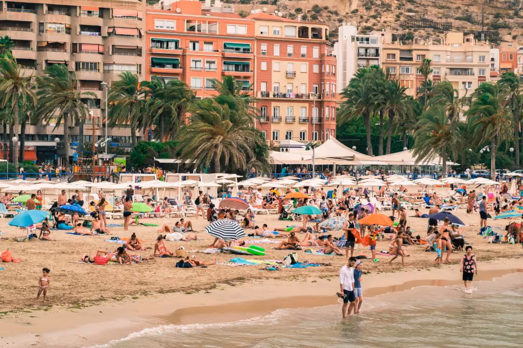Beach in Alicante, a symbol of the strong tourist potential for buy-to-let investment in Spain in 2025.